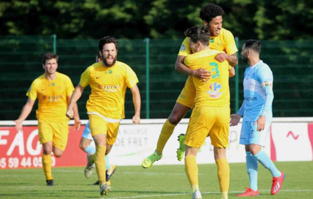 Les deux buts inscrits par Alexandre N’Gadi, avant la mi-temps (39e) et dès le retour des vestiaires (46e), ont fait très mal aux Bayonnais. Photo Jean-Daniel Chopin