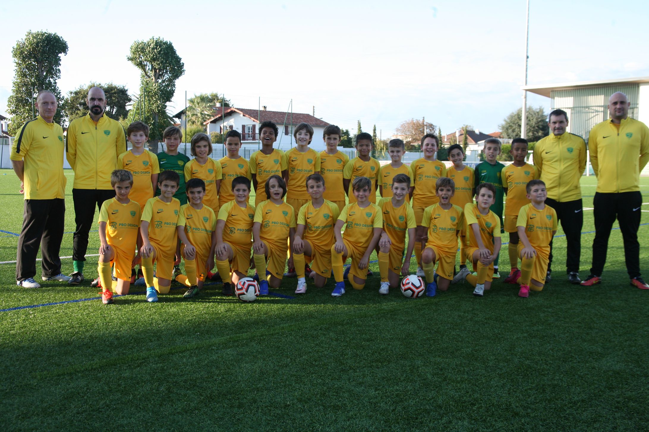 UN GROUPE U11 AVEC LEURS EDUCATEURS