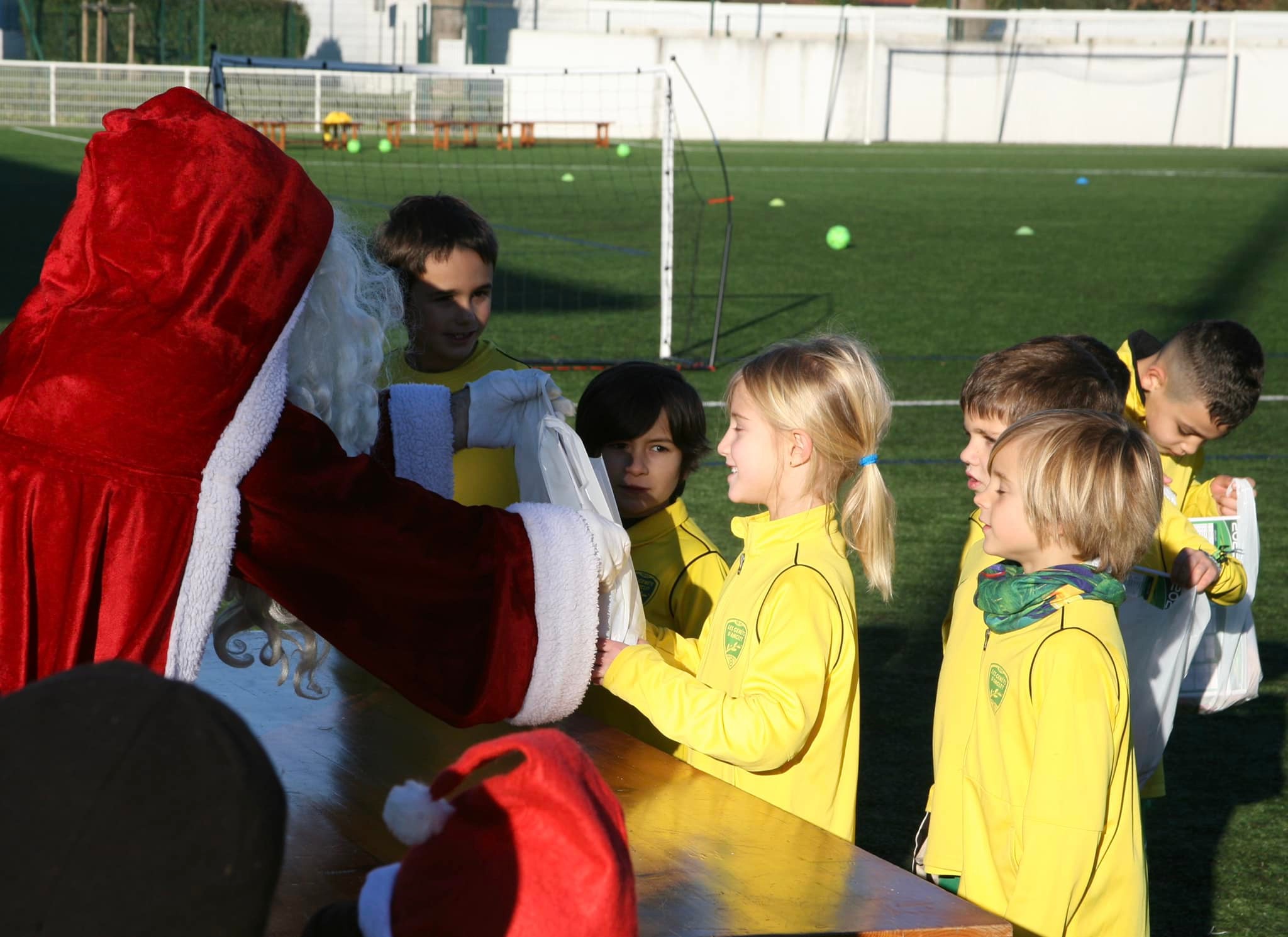 VISITE DU PERE NOEL A L'ECOLE DE FOOT